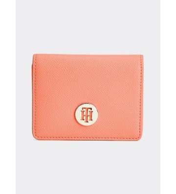 MONEDERO TARJETERO TOMMY HILFIGER TEXTURIZADO CON INSIGNIA CON MONOGRAMA SALMON. AW0AW08007 SN7